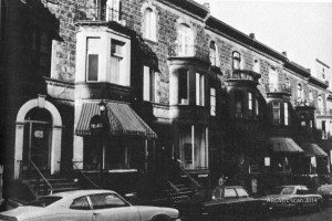 La rue Crescent et ses boutiques. Crescent Street and its shops.